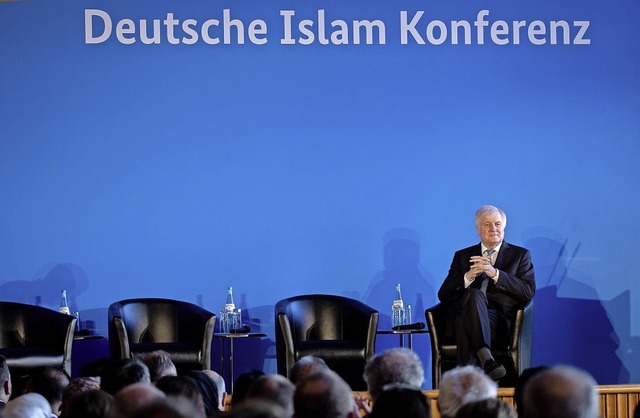 Horst Seehofer stellt sich der Debatte   | Foto: DPA