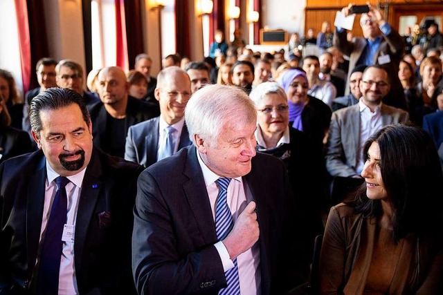 Bundesinnenminister Horst Seehofer (Mi...an Mazyek vom Zentralrat der Muslime.   | Foto: DPA