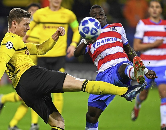 Der BVB  um Lukasz Piszczek (links) ta... Brgge, hier mit  Marvelous Nakamba.   | Foto: AFP