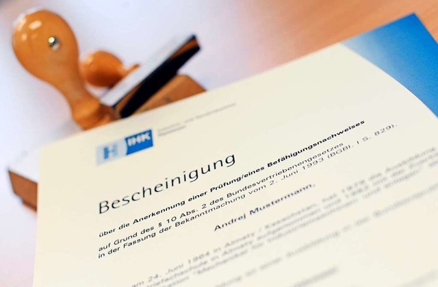 In Deutschland geht nichts ohne Zertif...nisse oder Ausbildungsnachweise geht.   | Foto: dpa
