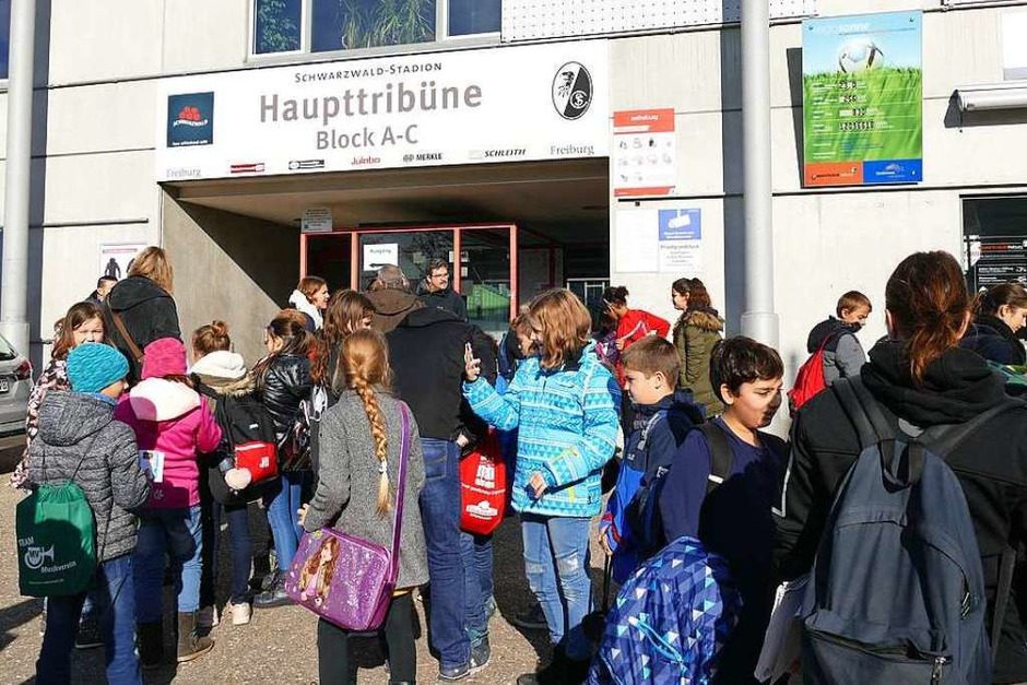Treffpunkt Eingang Haupttribüne (Foto: Claudia Fürderer) Treffpunkt Eingang Haupttribüne (Foto: Claudia Fürderer)