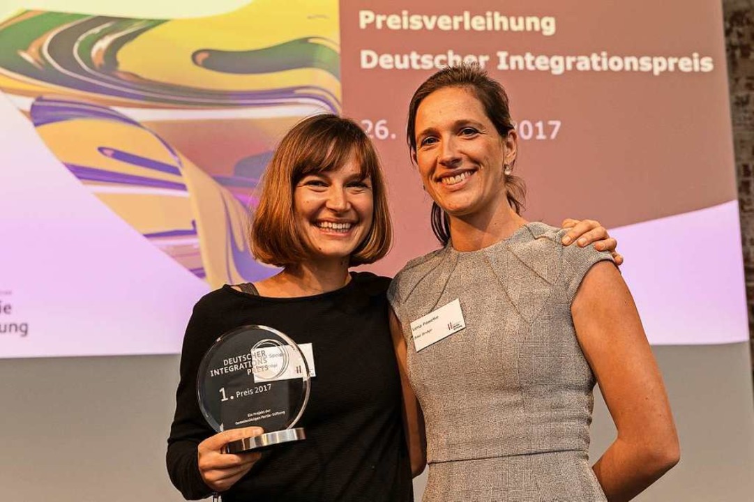Clara Speidel (links) und Lena Pawelke...hung des Deutschen Integrationspreises  | Foto: Hertie-Stiftung/Jens Braune