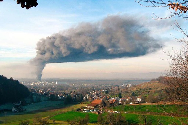Die Rauchwolke legte sich ber weite T...tstand zwischen Heuweiler und Wildtal.  | Foto: Wolfram Wette