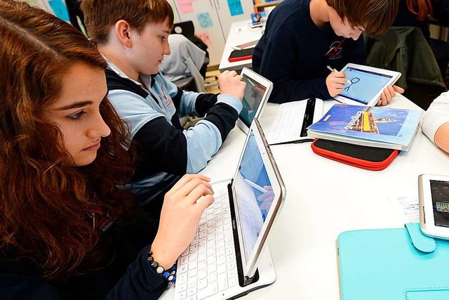 Mit einem Digitalpakt will die Bundesr...schen Ausstattung von Schulen helfen.   | Foto: dpa