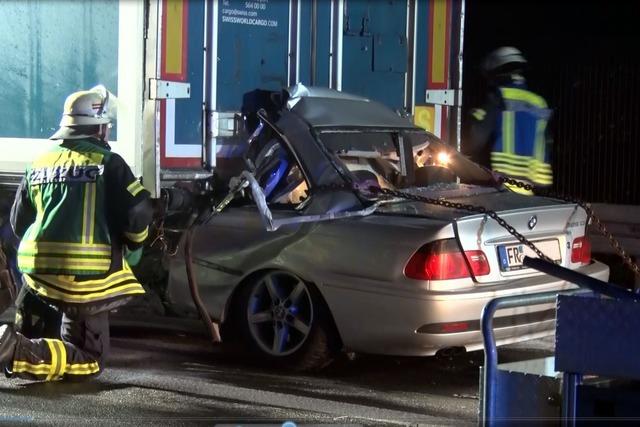 BMW mit sehr hoher Geschwindigkeit auf Lkw aufgefahren – Fahrer tot