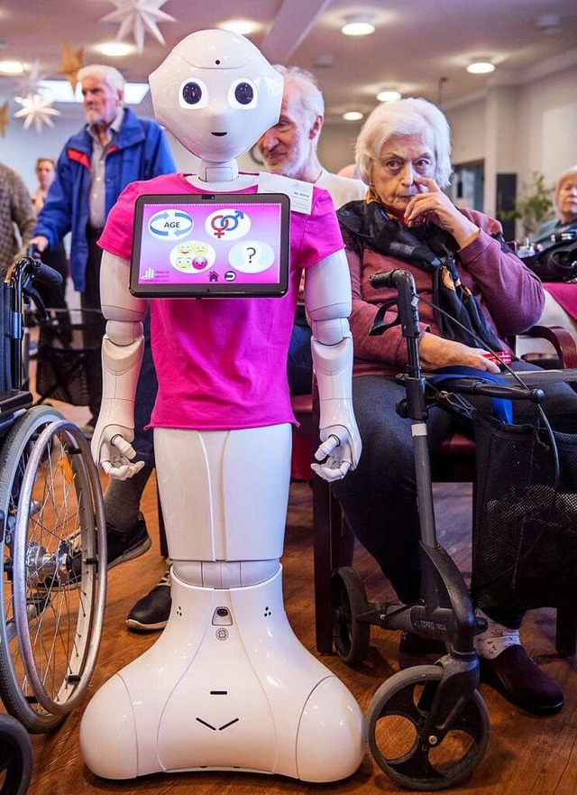 Dieser Roboter sollten alten Menschen im Pflegeheim helfen.  | Foto: dpa