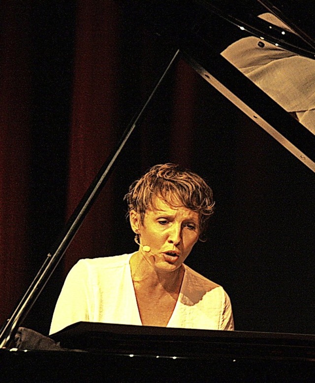 Joanne Calmel interpretierte franzsische Chansons in der Riegeler Kumedi.  | Foto: Christiane Franz