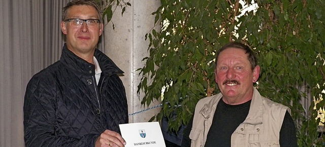 Brgermeister Joachim Burger (links) ...er Abschiedsfeier eine Dankesurkunde.   | Foto: Angela Bhrer