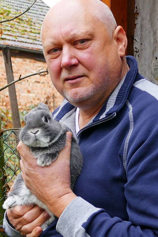 Europameister Norbert Gohlke und einer...ge, besser bekannt als Zwergkaninchen.  | Foto: Erik Kunz