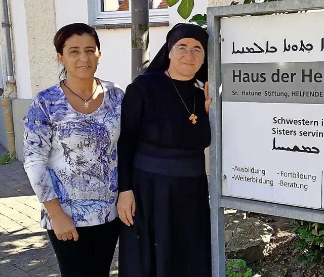 Nura Dogan mit Hatune Dogan vor dem Stiftungshaus   | Foto: privat