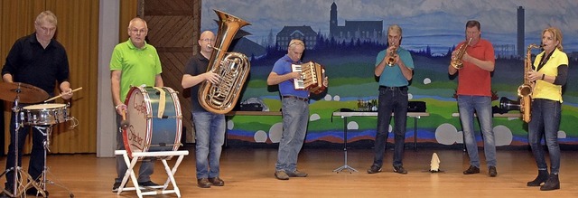 Fr gute Laune sorgte die Blaskapelle ...upfenstecher&#8220; aus Grafenhausen.   | Foto: Stefan Pichler