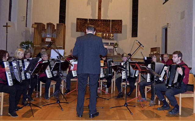 Das Harmonika-Orchester Laufenburg bot...nkonzert Akkordeonmusik vom Feinsten.   | Foto: Doris Dehmel