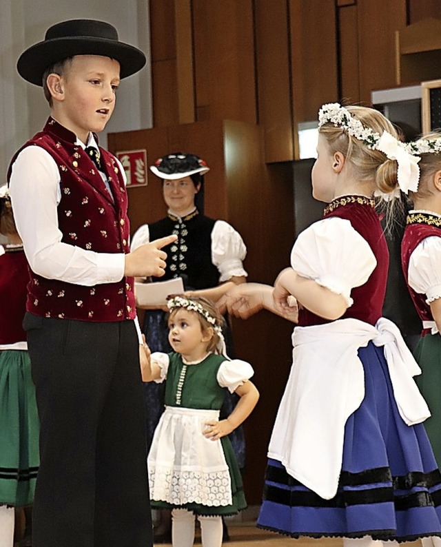 Die Kinder-Trachtengruppe St. Peter begeisterte mit Volkstnzen und Gesang.   | Foto: Dieter Maurer