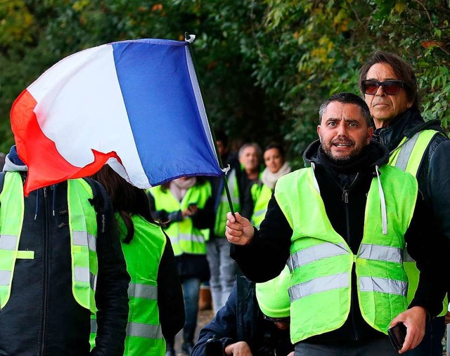 In Frankreich ist die gelbe Warnweste ...och Verbindungen zu Rechtsextremisten.  | Foto: dpa