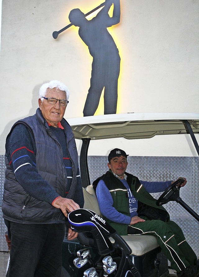 Golfclub-Inhaber Rolf Wetzel (links) i...en Anfahrt-Situation nicht glcklich.   | Foto: Marlies Jung-Knoblich