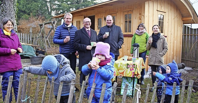 Froh ber das neue Huschen sind (von ...(Vorstand Trgerverein Kindergarten).   | Foto: Anja Bertsch