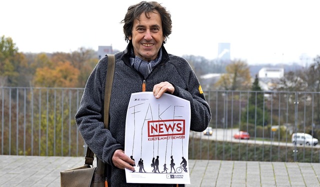 Organisator Horst Brenneisen mit dem P...den  6. Kanderner Kurzfilmwettbewerb.   | Foto: Lehmann