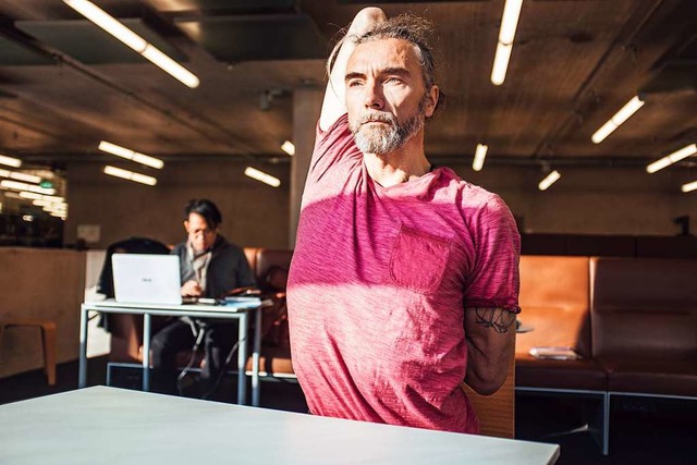 Stephan Brakmann ist Yogalehrer in Fre...chen Lernphasen in der UB machen kann.  | Foto: Fabio Smitka