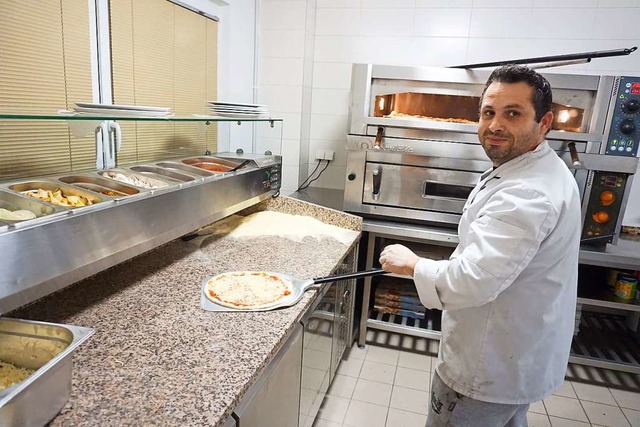 Luis Ramos backt Pizzen in der neuen Pizzeria Il Gusto   | Foto: Sackmann