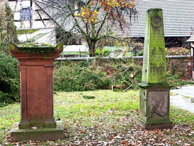 Die zwei Denkmale an der Kirche mssen weg.   | Foto: Reiner Beschorner