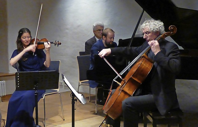 Das Trio Parnassus  im Stubenhaus mit ...che Leiter der Konzerte, Guido Heinke   | Foto: Anne Freyer