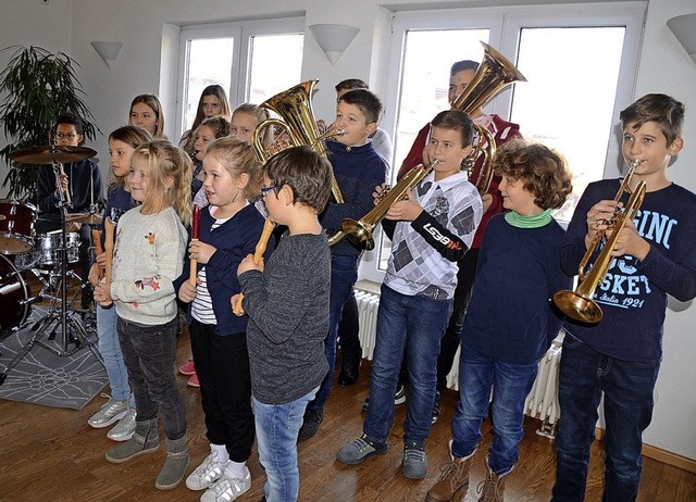 16 Kinder und Jugendliche zeigten beim...Weihersaal ihr instrumentales Knnen.   | Foto: Roland Vitt