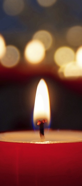 Kerzen zum Gedenken und als Zeichen de...ember auf dem Schurthplatz entzündet.   | Foto: gudrun/adobe.com