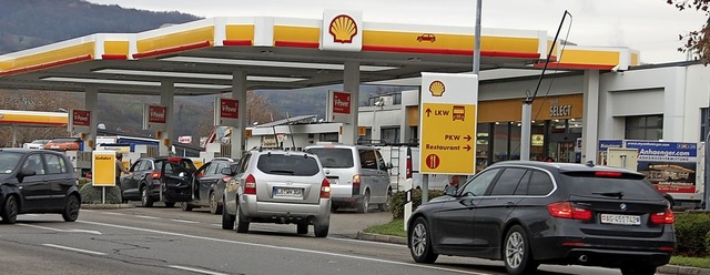 Wenn am Dreispitz Viele tanken wollen,...er fr Rckstau auf der Bundesstrae.   | Foto: Herbert Frey