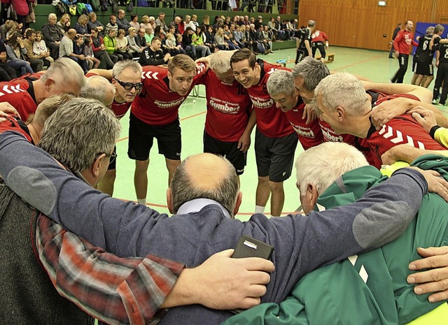Vor dem Match der  Alten-Herren-Teams bildeten die Spieler einen Kreis.  | Foto: Horst David