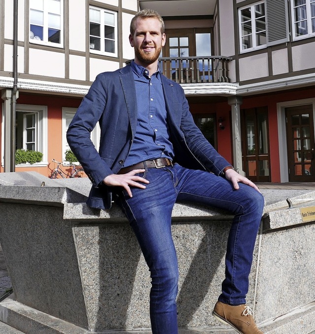 Ihringens Brgermeister Benedikt Ecker...ich im Rathaus und in seinem Amt wohl.  | Foto: Gerold Zink