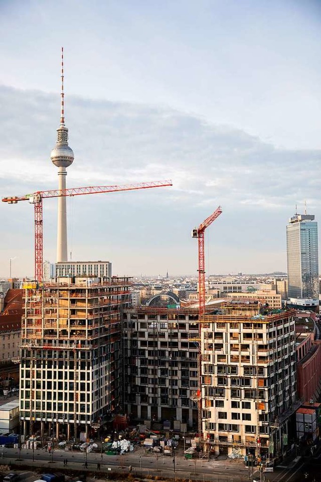 Mit Blick auf den Berliner Alexanderplatz: Baustelle des &#8222;Grandaire&#8220;  | Foto: Christoph Soeder