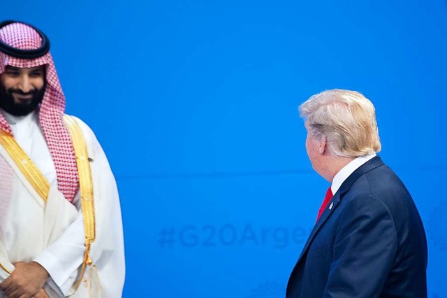 US-Prsident Trump luft am lchelnden...rabiens, Mohammed bin Salman, vorbei.   | Foto: dpa