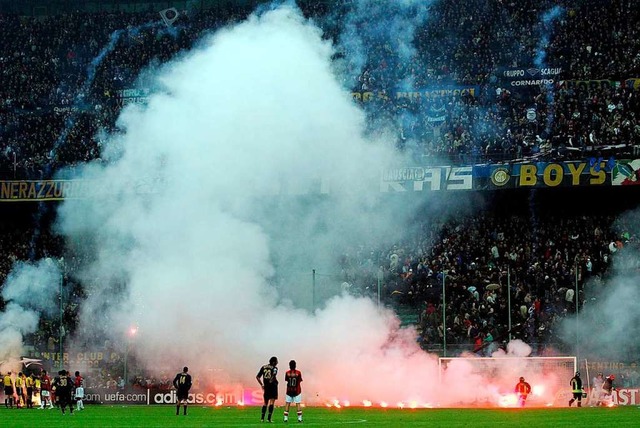 Inter Mailand &#8211; AC Mailand: Beim...Italiens raucht&#8217;s auch manchmal.  | Foto: A1809 epa ansa Zennaro