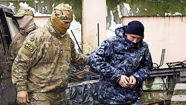Ein von russischen Militrs verhaftete...ropol in ein Gerichtsgebude gefhrt.   | Foto:  DPA