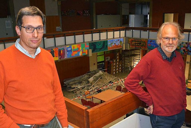 Rektor Burkhard Keller (links) und Kon...Steininger im Treppenhaus ihrer Schule  | Foto: Hannes Lauber