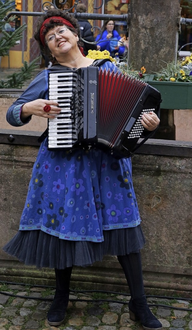 Am Brunnen vor dem Rathaus in Staufen ...;Gisella&#8220; ihre ersten Auftritte.  | Foto:  Otto Schnekenburger