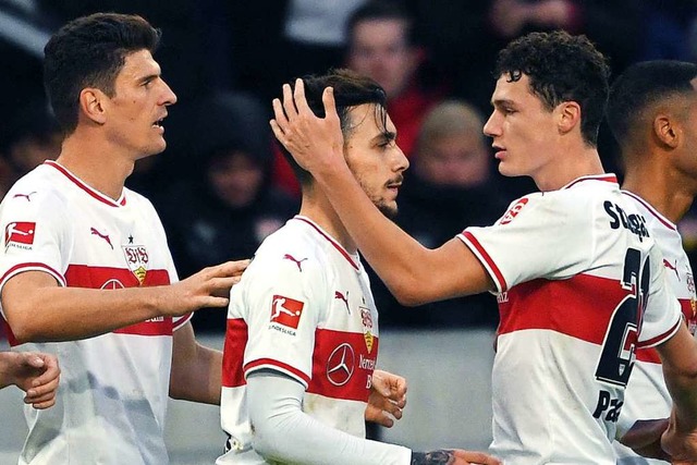 Donis (m.) trifft gegen Augsburg und sorgt so fr den Stuttgarter Sieg.  | Foto: dpa