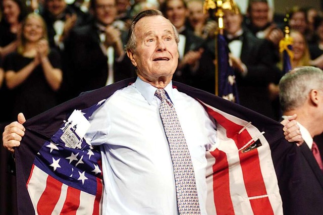 Der ehemalige US-Prsident George H.W....s, das der US-Fahne nachempfunden ist.  | Foto: dpa