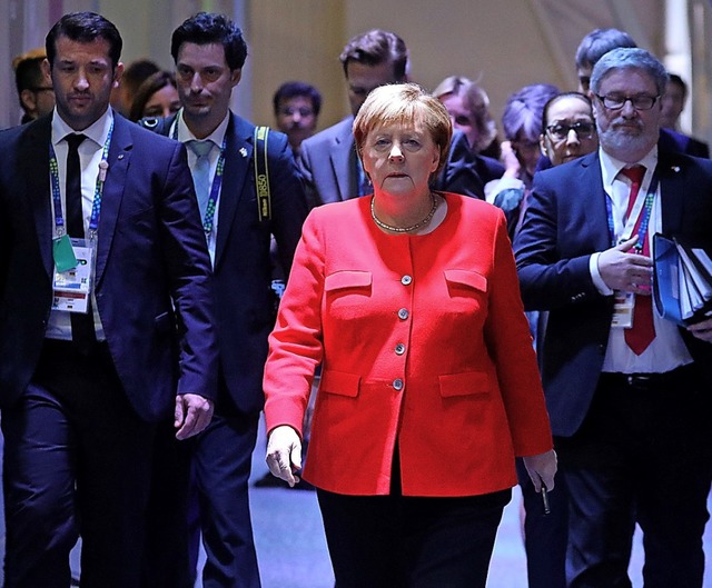 Mit Versptung, aber entschlossenen Sc... kam Angela Merkel zum Gipfel-Treffen.  | Foto:  AFP
