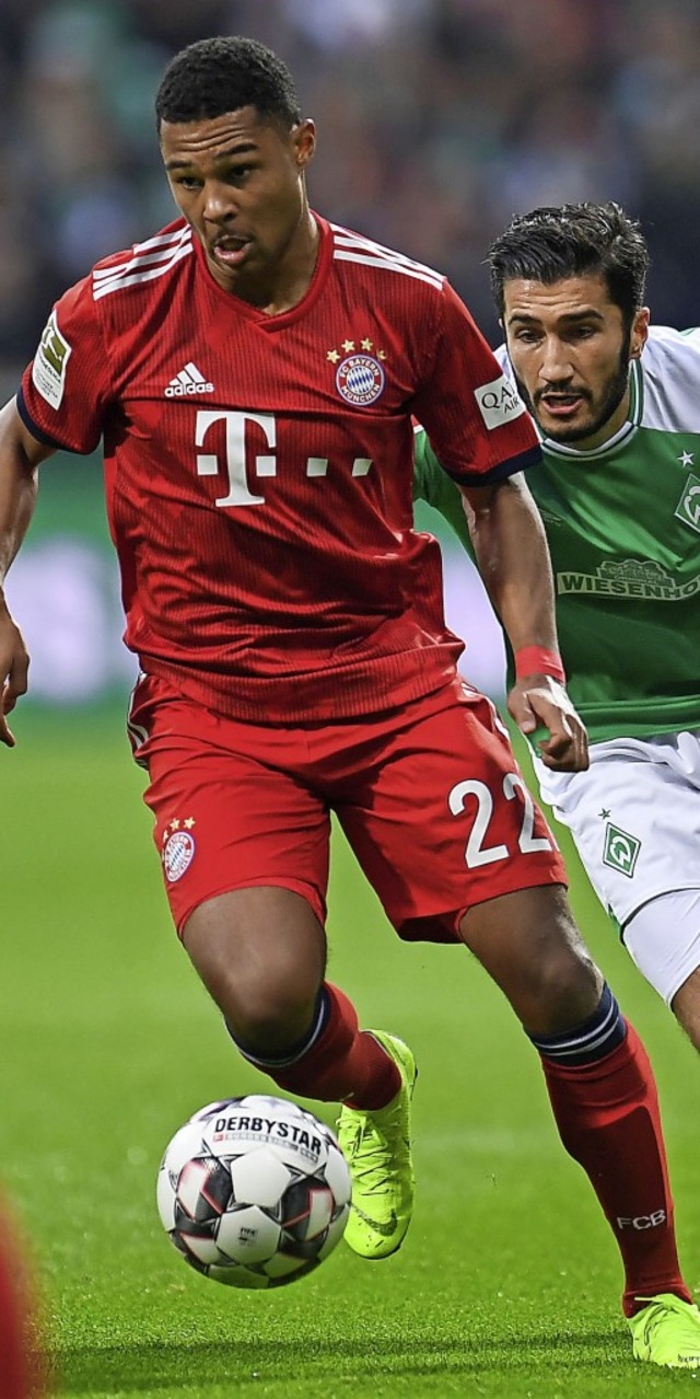 Serge Gnabry (Bayern) luft  Nuri Sahin (Werder) davon.   | Foto:  AFP