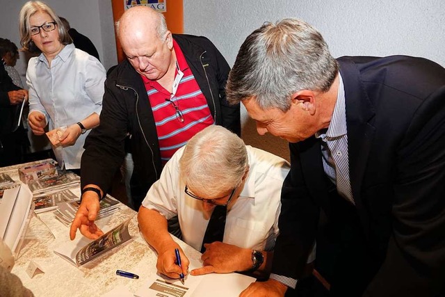 Zu den ersten, denen Udo Sikau (Mitte)... Brgermeister Christof Nitz (rechts).  | Foto: Hans-Jrgen Hege