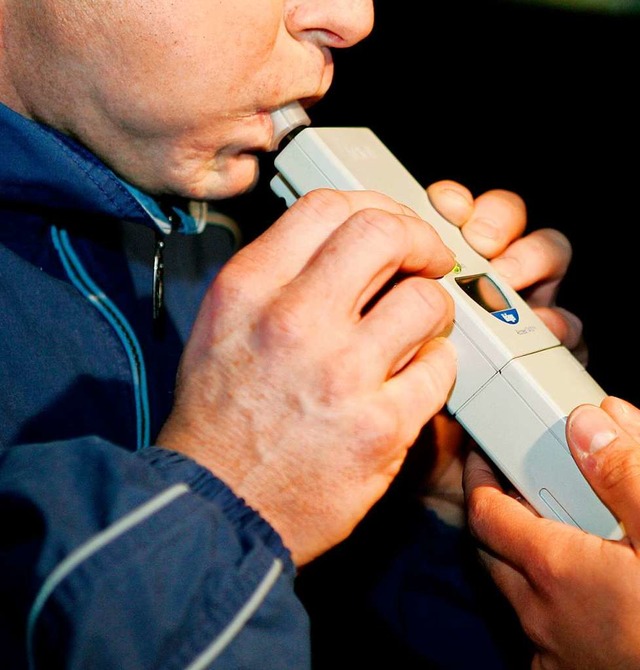 Zwei Fahrzeugfhrer saen am Wochenend...u viel Alkohol am Steuer (Symbolbild).  | Foto: dpa