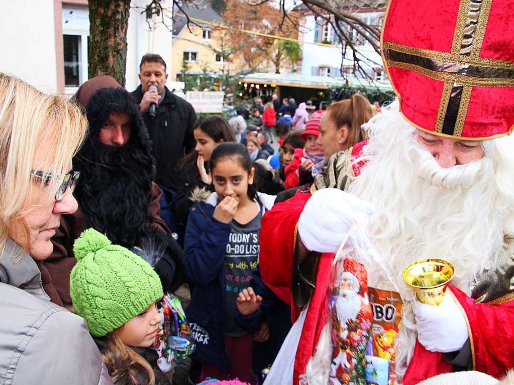 Weihnachtsmarkt in Herbolzheim: Bescherung fr die kleinen Besucher