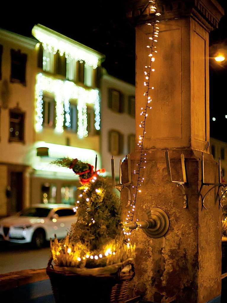 Weihnachtsmarkt in Kenzingen: Adventlicher Schmuck an den Brunnen der Altstadt