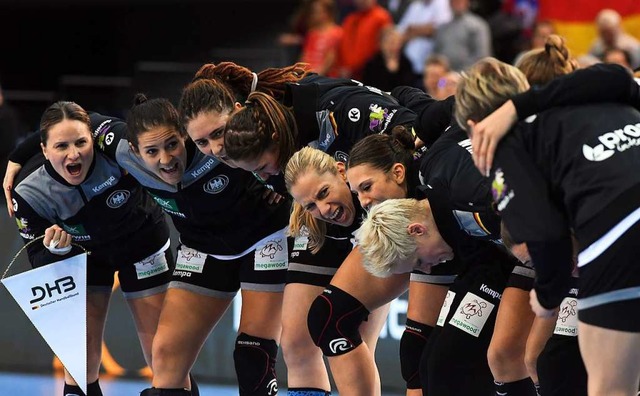 Die Spielerinnen der deutschen Handball-Nationalmannschaft motivieren sich.  | Foto: dpa