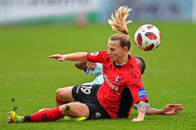 SC-Spielerin Jobina Lahr gibt alles gegen die Mnchner Bayern.  | Foto: Patrick Seeger