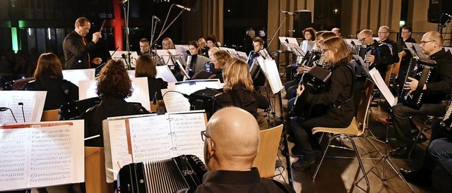 Dirigent Werner Stiefel  (links) mit s...m Konzertabend am vergangenen Samstag   | Foto: Wolfgang Knstle