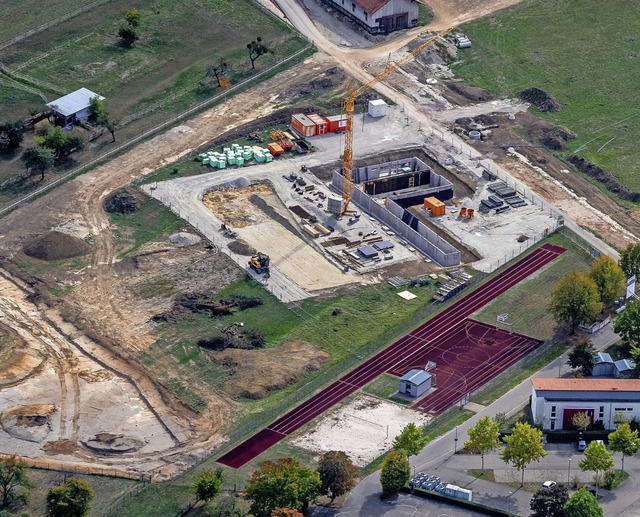 Noch einmal sechs Millionen Euro wird ...en (Grube links der Baustelle Halle).   | Foto: Luftbild: Martin Bildstein