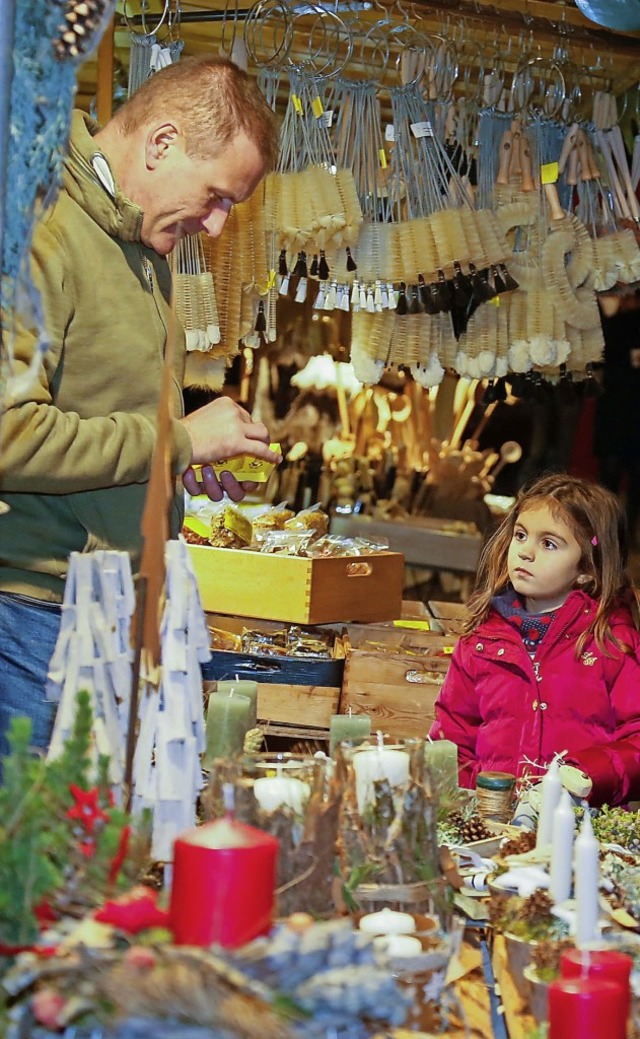 Neugierige und staunende Kinderaugen beim Weihnachtsmarkt in Kippenheim.  | Foto: Sandra DEcoux-Kone