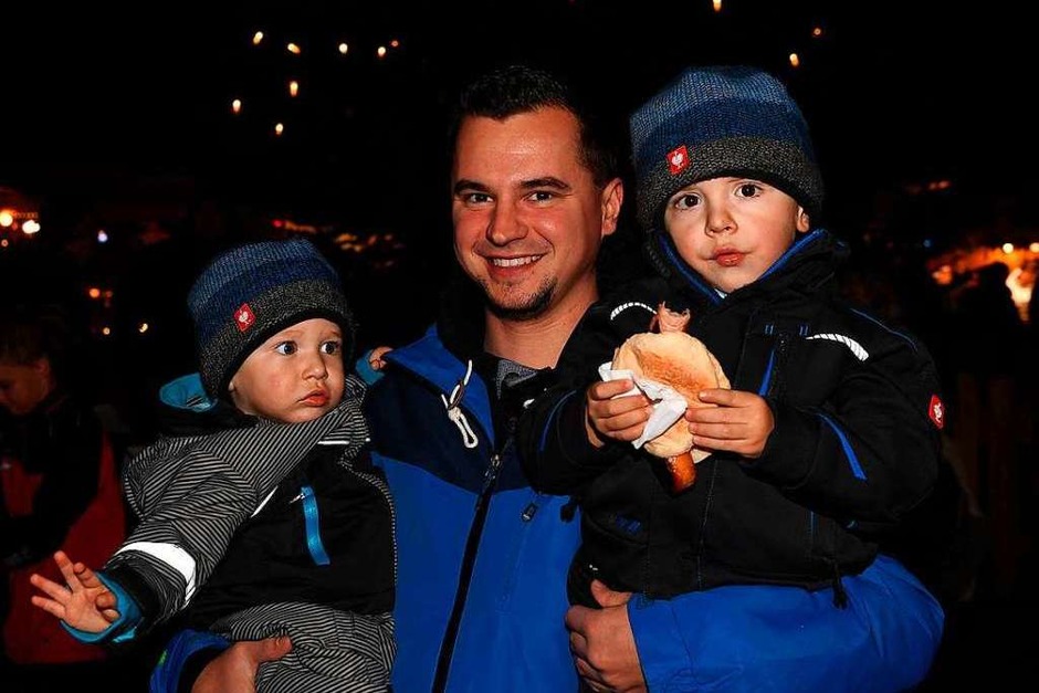 Alt und Jung genossen die Atmosphäre auf dem Holzschläger Weihnachtsmarkt. (Foto: Wolfgang Scheu) Alt und Jung genossen die Atmosphäre auf dem Holzschläger Weihnachtsmarkt. (Foto: Wolfgang Scheu)